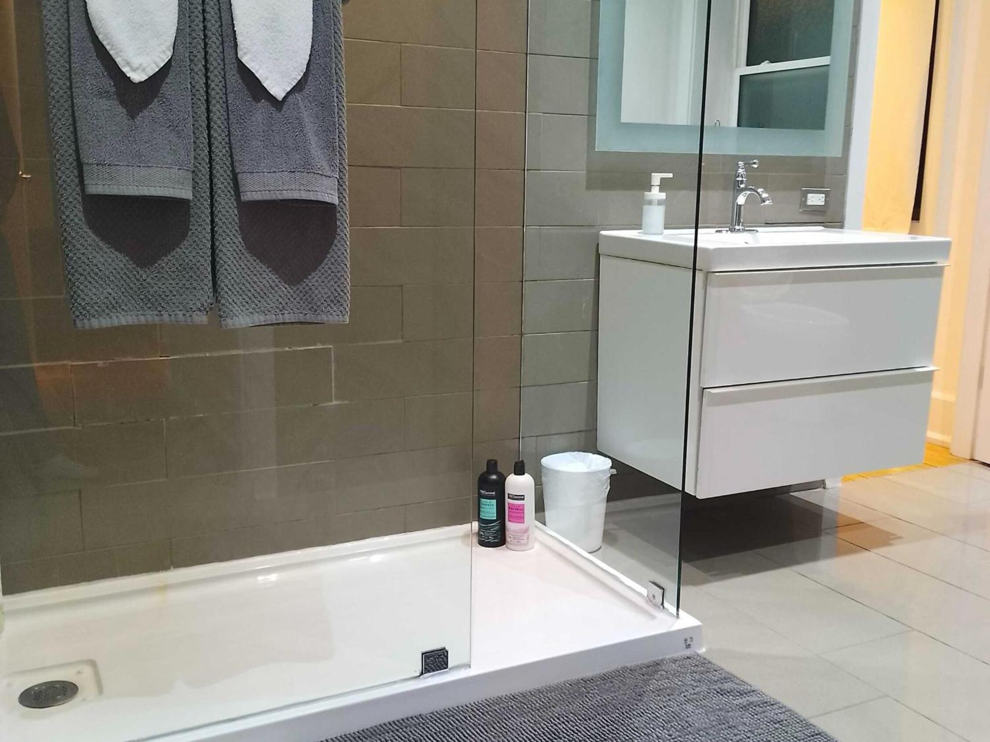 Modern 2 Bedroom Condo - Heart Of Leslieville Toronto Zewnętrze zdjęcie